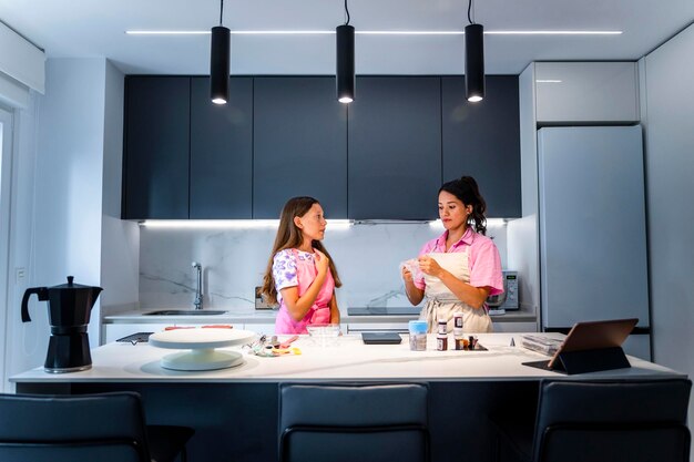 Familia de cocina Madre e hija preparan una bolsa de pastelería