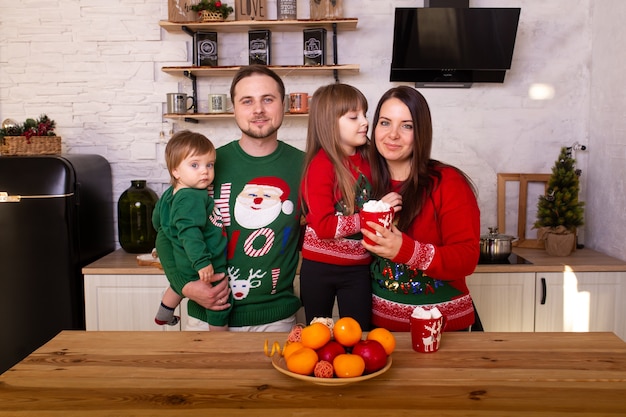 Familia en la cocina en la mañana de Navidad