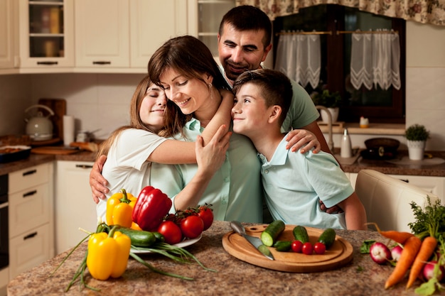 Foto familia en la cocina preparando comida