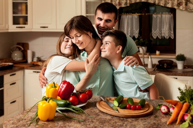 Familia en la cocina preparando comida