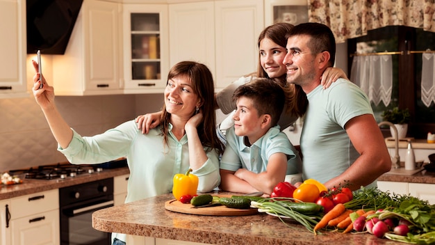 Familia en la cocina tomando una selfie