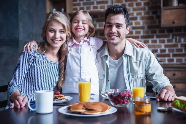 Familia en la cocina