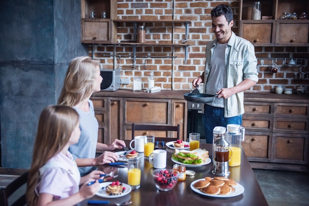 Familia en la cocina