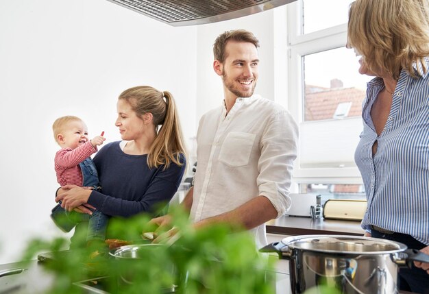 Familia cocinando en cocina