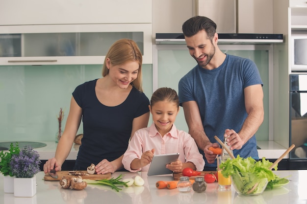 Foto familia cocinando comida preparación de alimentos juntos interior