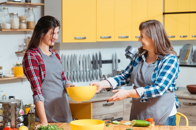 Familia cocinando y comunicándose en la cocina. Madre e hija juntas