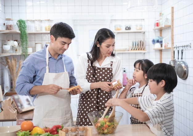 una familia cocinando juntos en la cocina