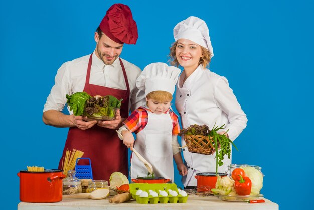 Familia cocinando juntos relaciones familiares comida sana en casa publicidad de estilo de vida saludable