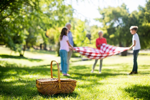 Família colocando cobertor no parque