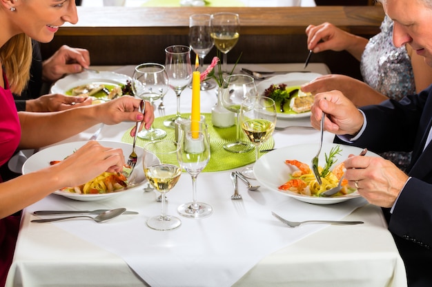 Família, com, adulto, crianças, em, restaurante