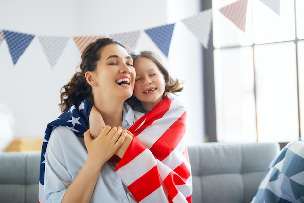 Família com bandeira americana