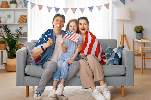 Família com bandeira americana