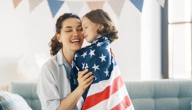 Família com bandeira americana