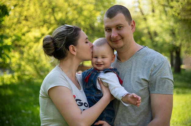 Família com bebê no parque