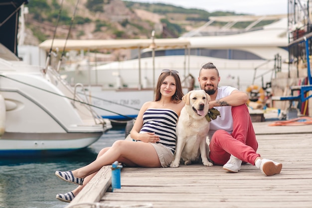 família com cachorro ao ar livre