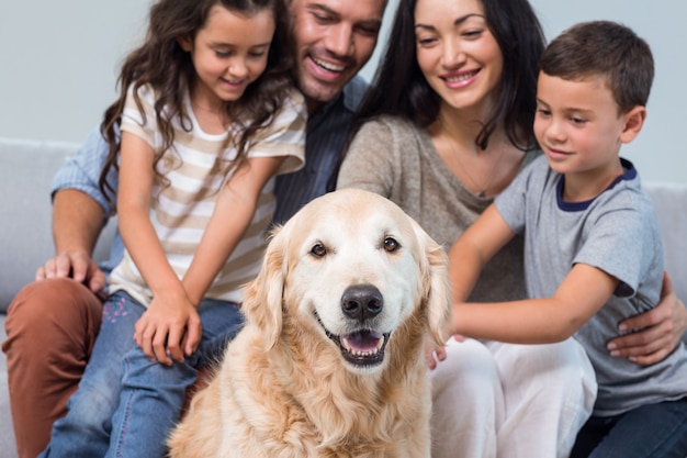 Foto família com cachorro na sala de estar
