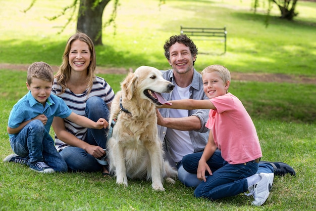 Família com cachorro no parque