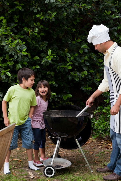 Família com churrasco no jardim