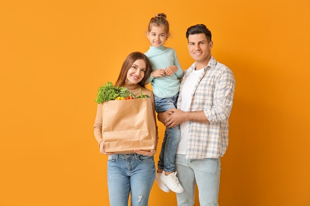 Família com comida na bolsa na cor