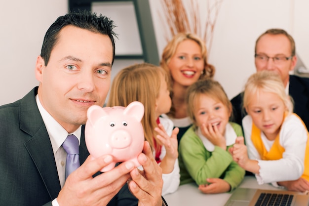 Família com consultor - finanças e seguros