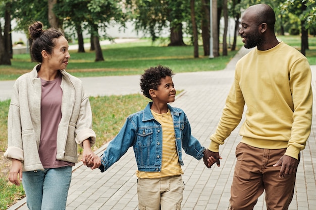 Família com criança caminhando no parque