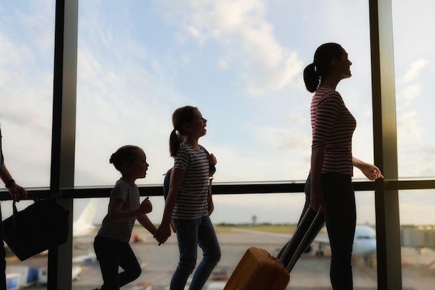 Família com crianças no aeroporto