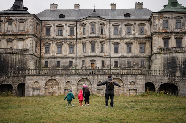 Família com crianças visitam Pidhirtsi Castle Lviv região Ucrânia