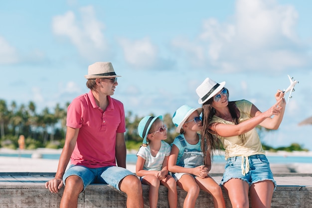 Família, com, dois, crianças, jogo, corrida, ligado, praia tropical