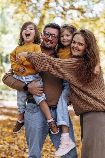 Família com duas filhas se divertindo no parque