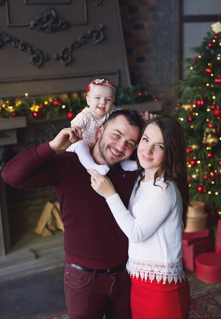 Família com filha comemora o ano novo.