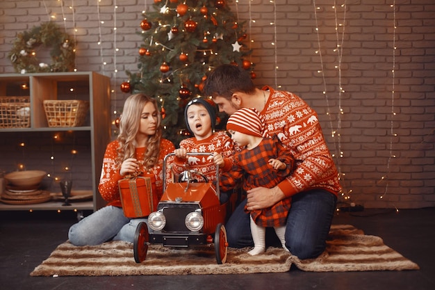 Família com filha pequena em casa