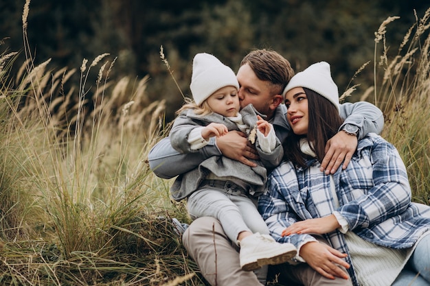 Família com filha pequena no clima de outono se divertindo