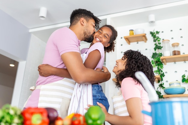 Família com filhas adoráveis reunidas na cozinha moderna cozinhando juntosDesfrute do conceito de hobby de comunicação e culinária