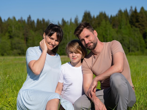 Família com filho retrato ao ar livre