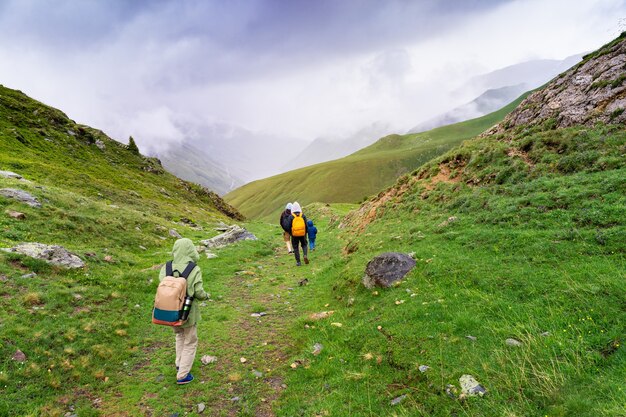 Família com filhos, caminhadas nas altas montanhas dos Alpes franceses, em clima nublado de verão. Conceito de estilo de vida de viagens. Férias em Vaujany, França.