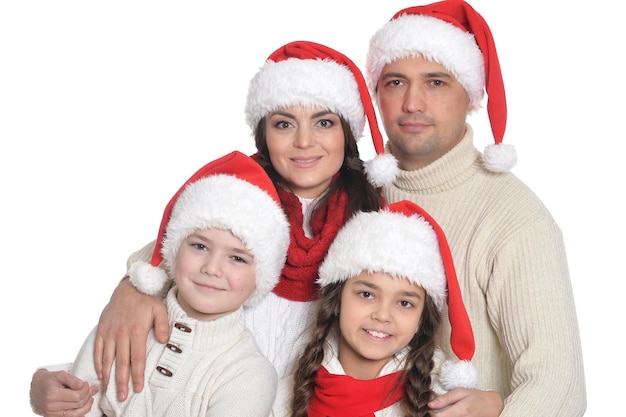 Família com filhos em chapéu de Papai Noel posando