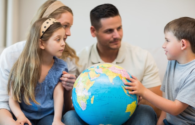 Família com globo em casa