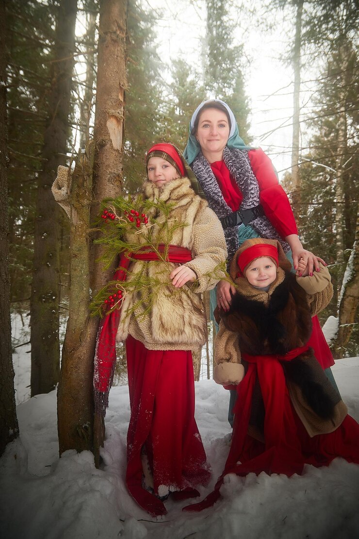 Foto família com mãe adolescente e filha pequena vestida com roupas de camponeses medievais estilizadas em