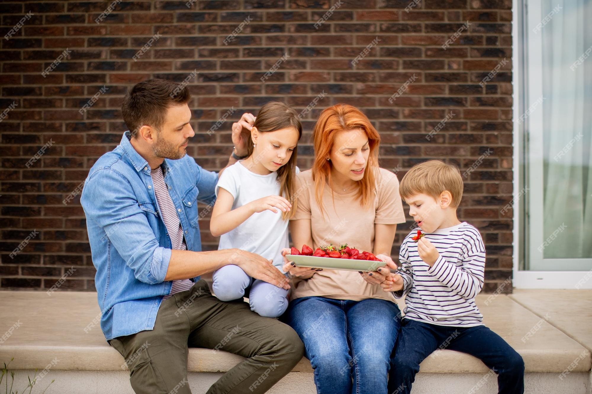 Família Americana Feliz Que Joga Com Construtor Em Casa Mãe E Pai Que  Ajudam a Construir a Construção Com Tijolos Imagem de Stock - Imagem de  menino, lazer: 132681749