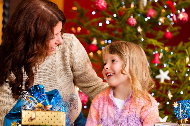 família com presentes na véspera de Natal