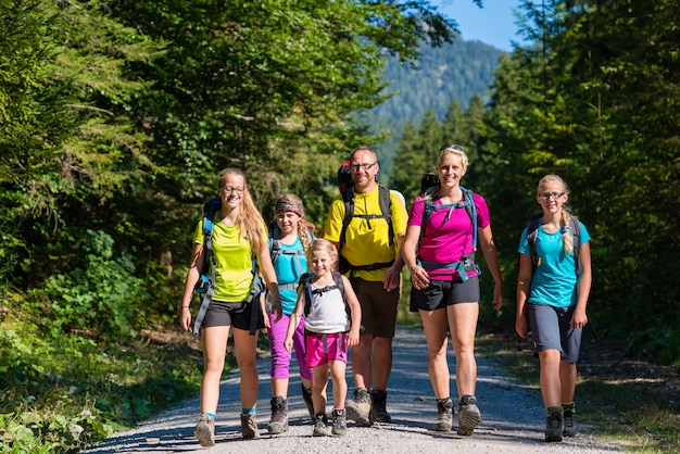 Família, com, quatro, filhos, hiking, montanhas