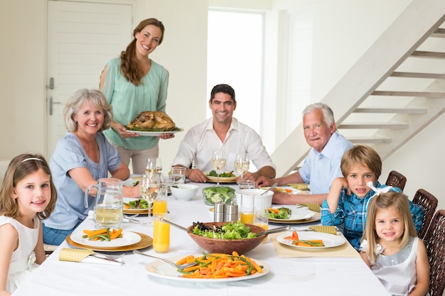 Família com refeição na mesa de jantar