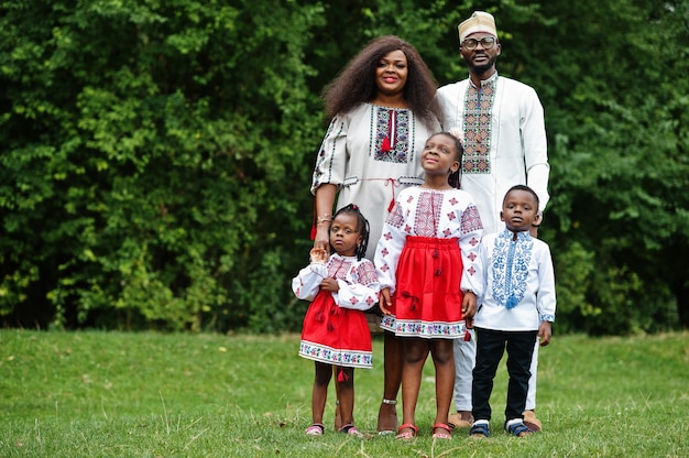 família com roupas tradicionais no parque