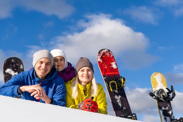 Foto família com snowboards em resort de inverno