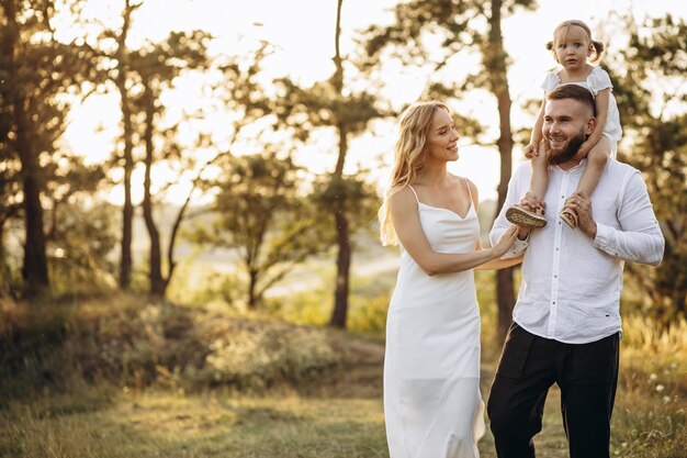 Foto família com sua filha juntos na floresta