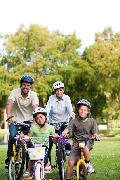 Família com suas bicicletas