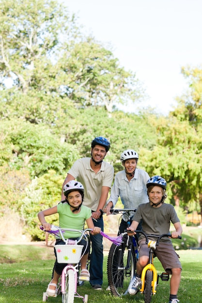 Família com suas bicicletas