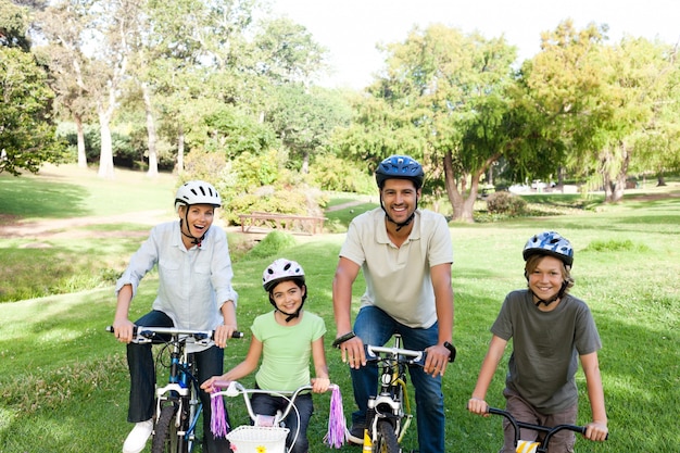 Foto família com suas bicicletas