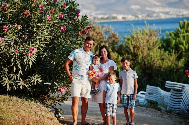 Família com três filhos no resort na Turquia, Bodrum.