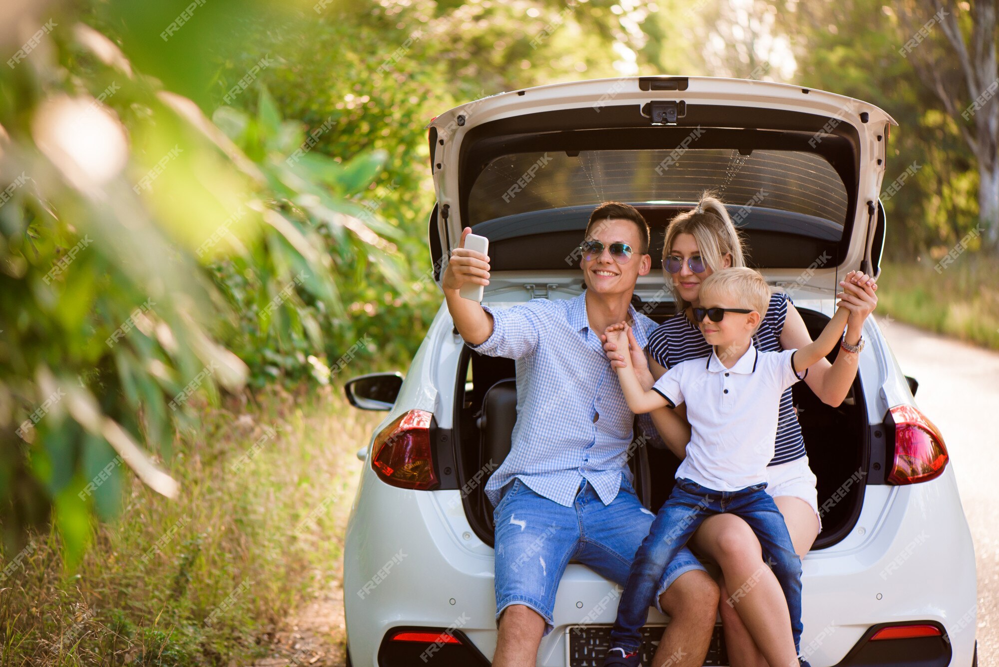 Retrato Em Família Cheia Com Crianças Pequenas Coloca Malas De Bagagem No  Carro Sorrindo Juntos Antes Da Viagem Imagem de Stock - Imagem de grande,  cuidado: 209416853